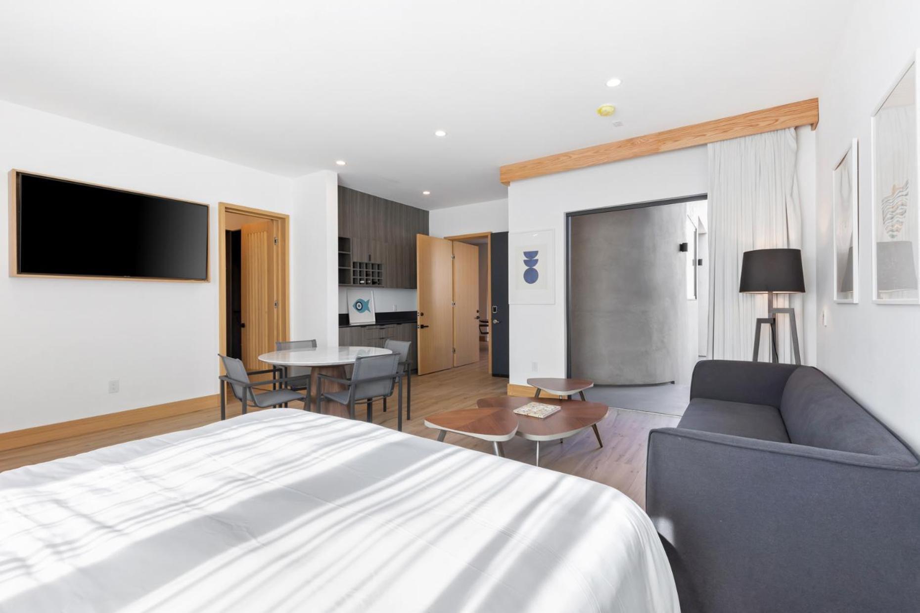 Malibu Sand Carbon Beach Suites Bagian luar foto