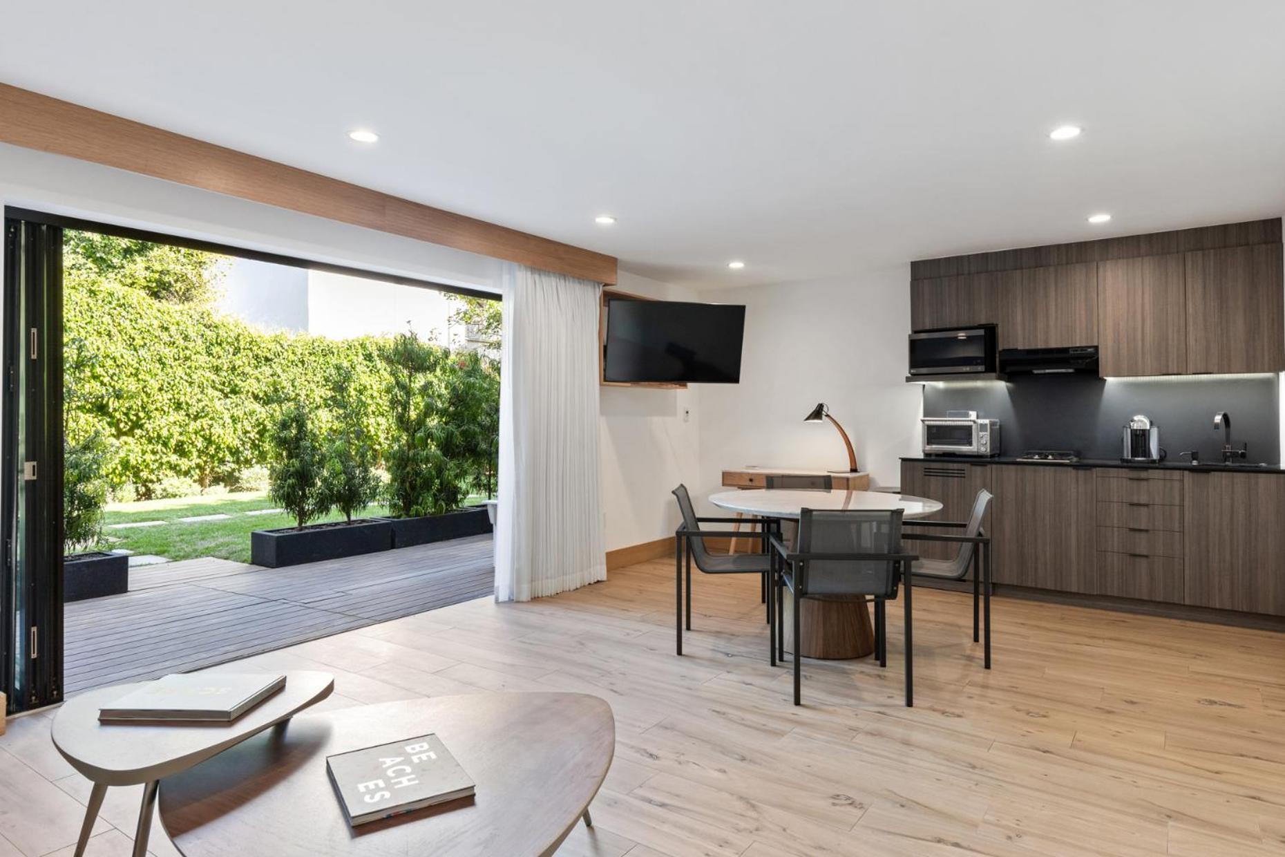Malibu Sand Carbon Beach Suites Bagian luar foto