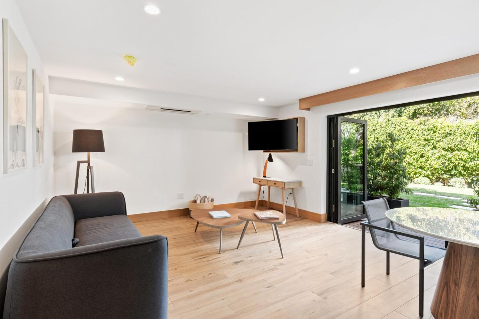 Malibu Sand Carbon Beach Suites Bagian luar foto