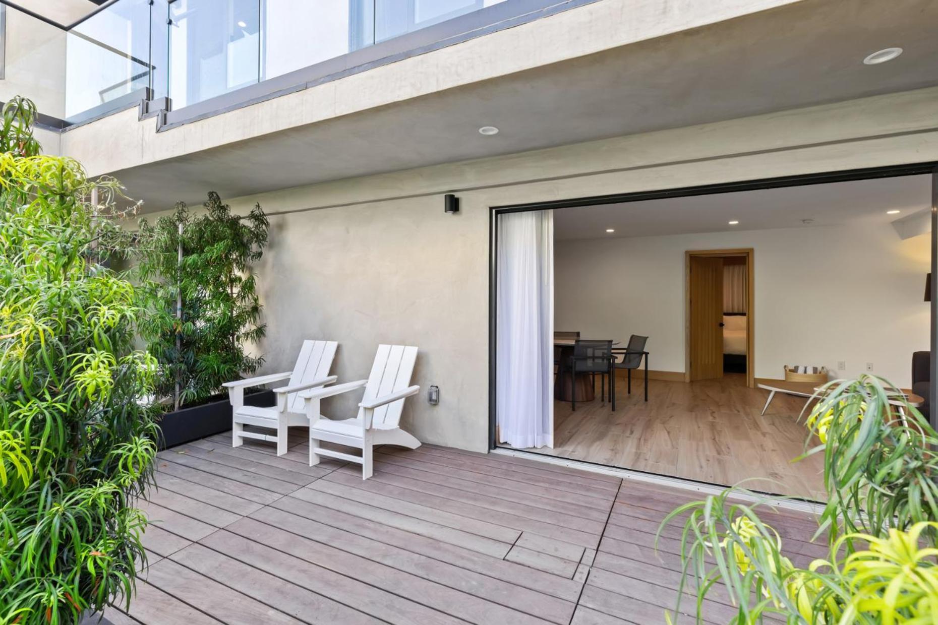 Malibu Sand Carbon Beach Suites Bagian luar foto