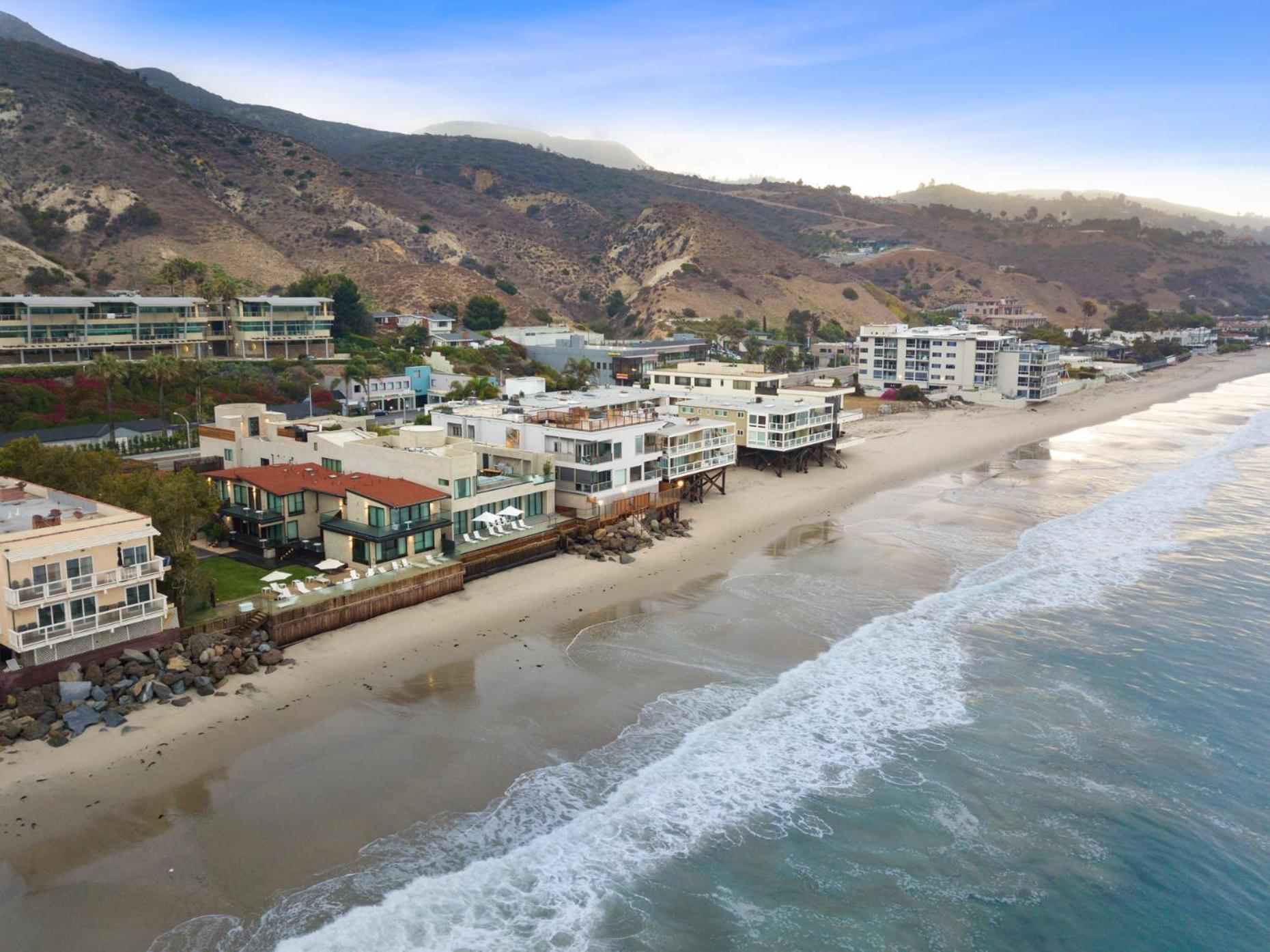 Malibu Sand Carbon Beach Suites Bagian luar foto