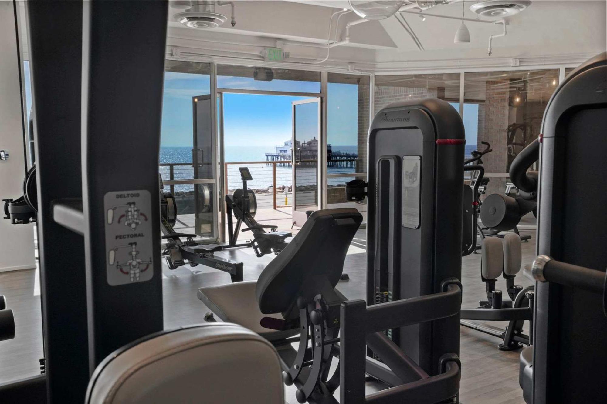 Malibu Sand Carbon Beach Suites Bagian luar foto